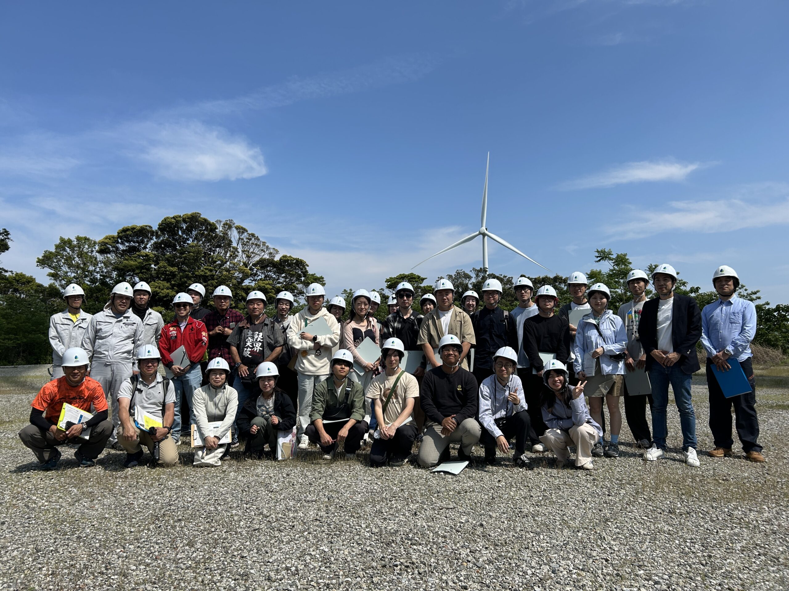 九州大学学生と苓北風力発電所を見学、3年目の野外授業を実施